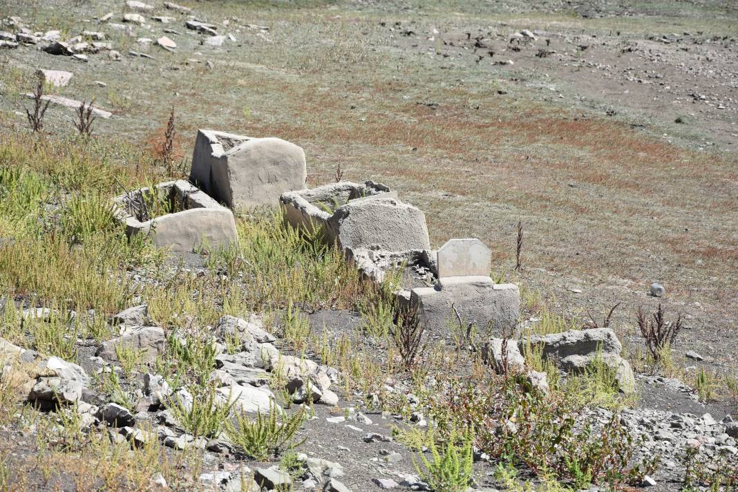 Pusat Barajı’nda su tamamen çekildi! Maden köyü ve mezarlık 16 yıl sonra ortaya çıktı 18